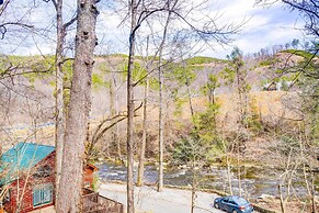 Gatlinburg Cabin: Hot Tub & River Views