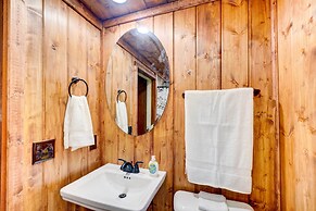 Gatlinburg Cabin: Hot Tub & River Views