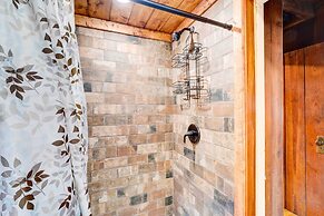 Gatlinburg Cabin: Hot Tub & River Views