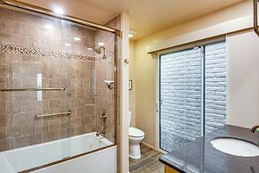 Tucson Townhome w/ Mountain View, Pool Access!