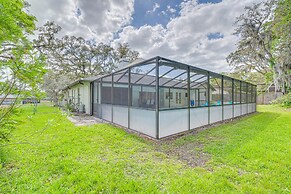 Spring Hill Retreat w/ Pool: 7 mi to Weeki Wachee!