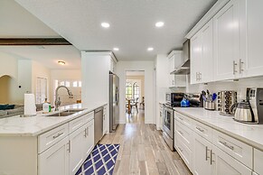 Spring Hill Retreat w/ Pool: 7 mi to Weeki Wachee!