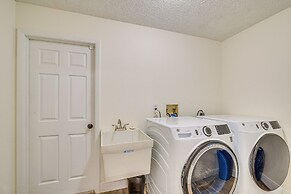 Spring Hill Retreat w/ Pool: 7 mi to Weeki Wachee!