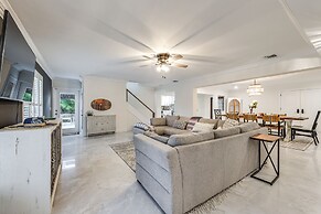 Pool & Home Theater: Lighthouse Point Home!