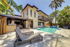 Pool & Home Theater: Lighthouse Point Home!