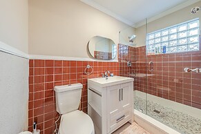 Pool & Home Theater: Lighthouse Point Home!