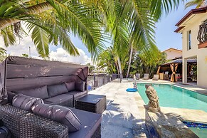 Pool & Home Theater: Lighthouse Point Home!