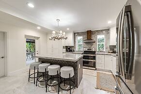 Pool & Home Theater: Lighthouse Point Home!