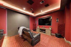 Pool & Home Theater: Lighthouse Point Home!
