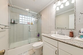 Pool & Home Theater: Lighthouse Point Home!