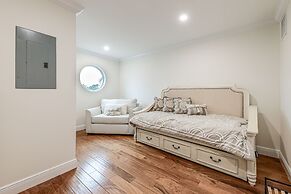 Pool & Home Theater: Lighthouse Point Home!