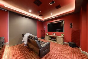 Pool & Home Theater: Lighthouse Point Home!