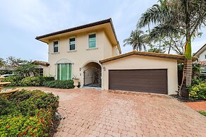 Pool & Home Theater: Lighthouse Point Home!