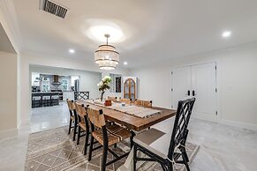 Pool & Home Theater: Lighthouse Point Home!