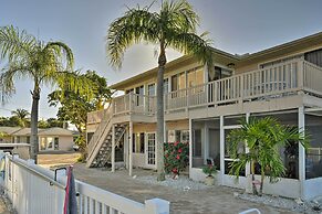 Siesta Keys Home w/ Deck Half Mile to Turtle Beach