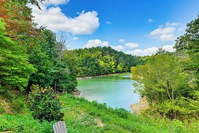 Waterfront Dandridge Cabin, 24 Mi to Pigeon Forge!