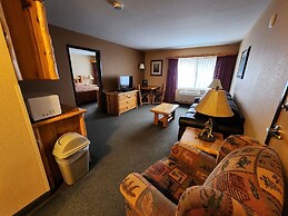 Pine Peaks Lodge & Suites