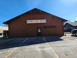 Pine Peaks Lodge & Suites