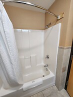 Pine Peaks Lodge & Suites