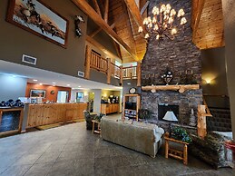 Pine Peaks Lodge & Suites