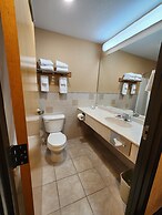 Pine Peaks Lodge & Suites