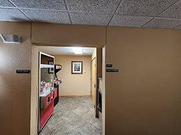 Pine Peaks Lodge & Suites