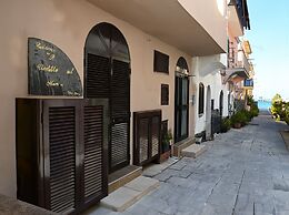 Il vicoletto sul mare