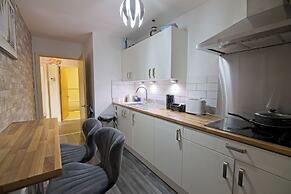 2 Bed Apt - Free Parking - Close to City Centre
