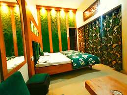 Goroomgo Hotel Revoli Amritsar