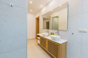 Star Luxury Villa I Gym and Playground