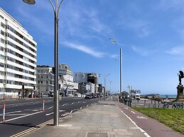 Deco Seafront - Seafront Apartment - Sleeps up to 6