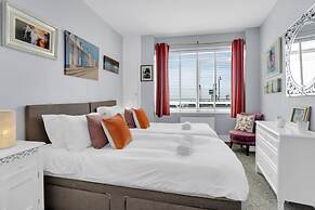 Deco Seafront - Seafront Apartment - Sleeps up to 6