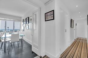 Deco Seafront - Seafront Apartment - Sleeps up to 6