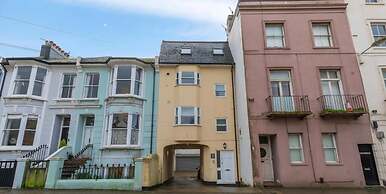 Seabright Townhouse- Super Stylish House- Parking for one Car- Sleeps 