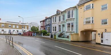 Seabright Townhouse- Super Stylish House- Parking for one Car- Sleeps 