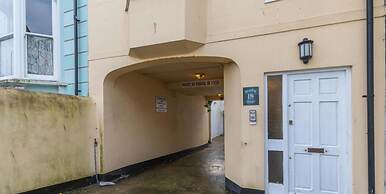 Seabright Townhouse- Super Stylish House- Parking for one Car- Sleeps 