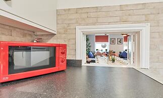 Seabright Townhouse- Super Stylish House- Parking for one Car- Sleeps 