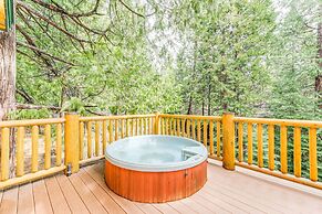 Shaver Lake Mountain Cabin w/ Hot Tub & Gas Grill!