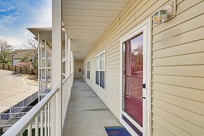 Dine Al Fresco on Balcony: Osage Beach Condo!
