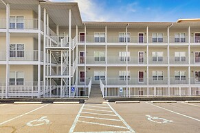 Dine Al Fresco on Balcony: Osage Beach Condo!