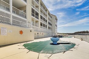 Dine Al Fresco on Balcony: Osage Beach Condo!