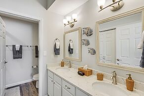 Dine Al Fresco on Balcony: Osage Beach Condo!