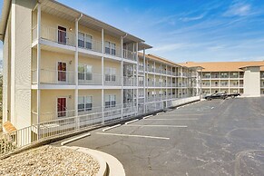 Dine Al Fresco on Balcony: Osage Beach Condo!