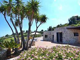 Villa Agapanto - Trullo Anthos con Vista Mare e Giardino Privato