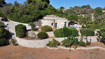 Villa Agapanto - Trullo Anthos con Vista Mare e Giardino Privato