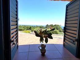 Villa Agapanto - Trullo Anthos con Vista Mare e Giardino Privato
