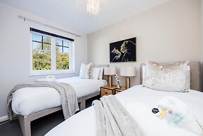 Large 4 Bed Townhouse in Uxbridge Sleeps 9