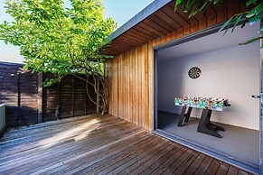 Large 4 Bed Townhouse in Uxbridge Sleeps 9