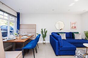 Large 4 Bed Townhouse in Uxbridge Sleeps 9