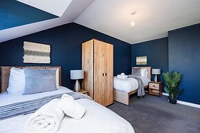 Large 4 Bed Townhouse in Uxbridge Sleeps 9